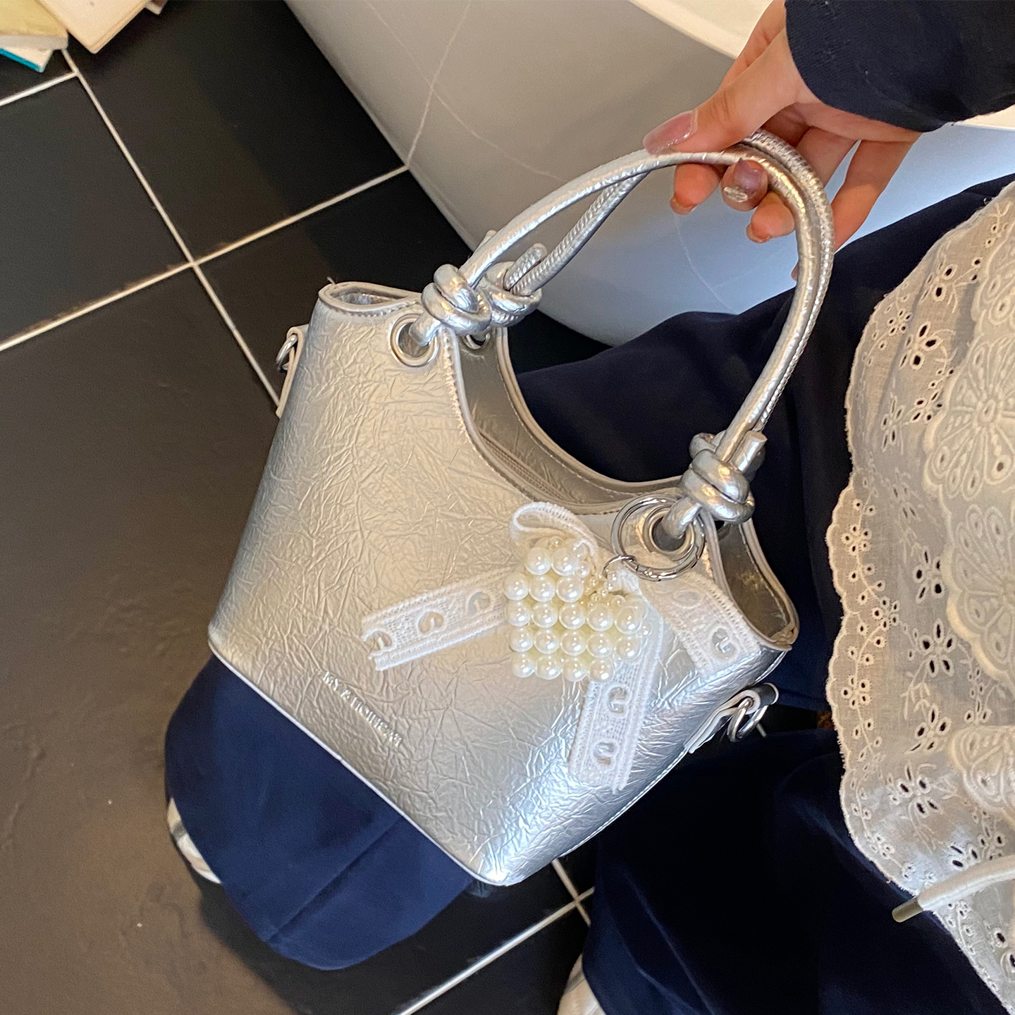 今年流行的包包女式2025新款潮手提水桶包高级感百搭单肩包斜挎包