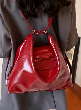 银色旅行双肩包女2025新款潮红色单肩包大容量水桶包多用通勤背包