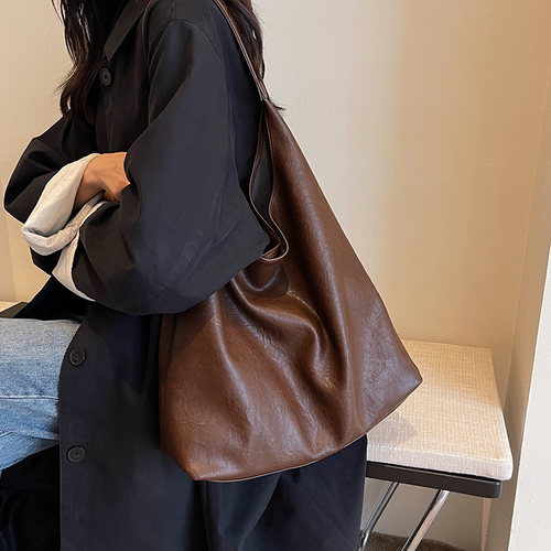 大容量包包女士2026新款百搭单肩水桶包质感腋下包上课通勤托特包