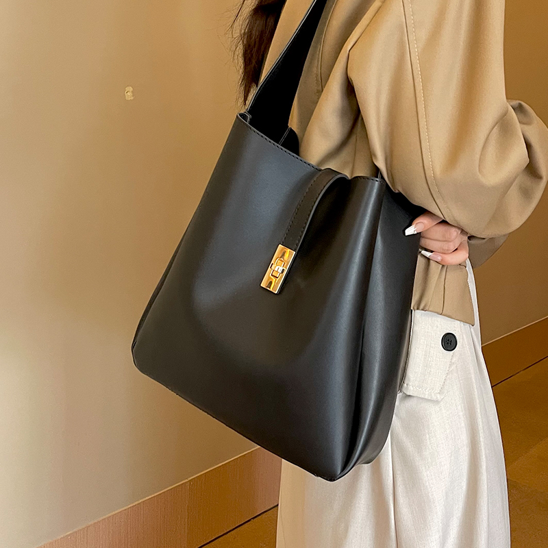 新款时尚大容量单肩斜跨包水桶包