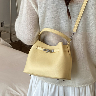 小众不撞款斜挎包包女款2026新款春时尚超火上班小拎包单肩水桶包