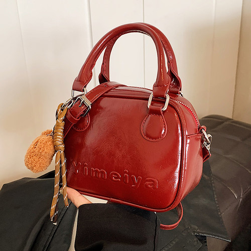 美拉德外出小拎包包女式2026新款潮红色婚包单肩斜挎小方包新娘包