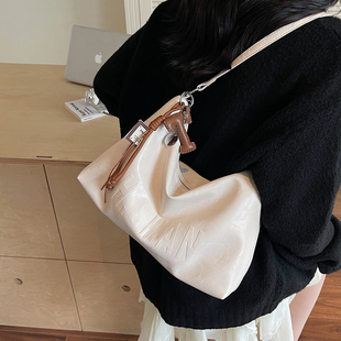 通勤包包女式 百搭银色单肩包大容量托特包斜挎包 2025新款 流行时尚