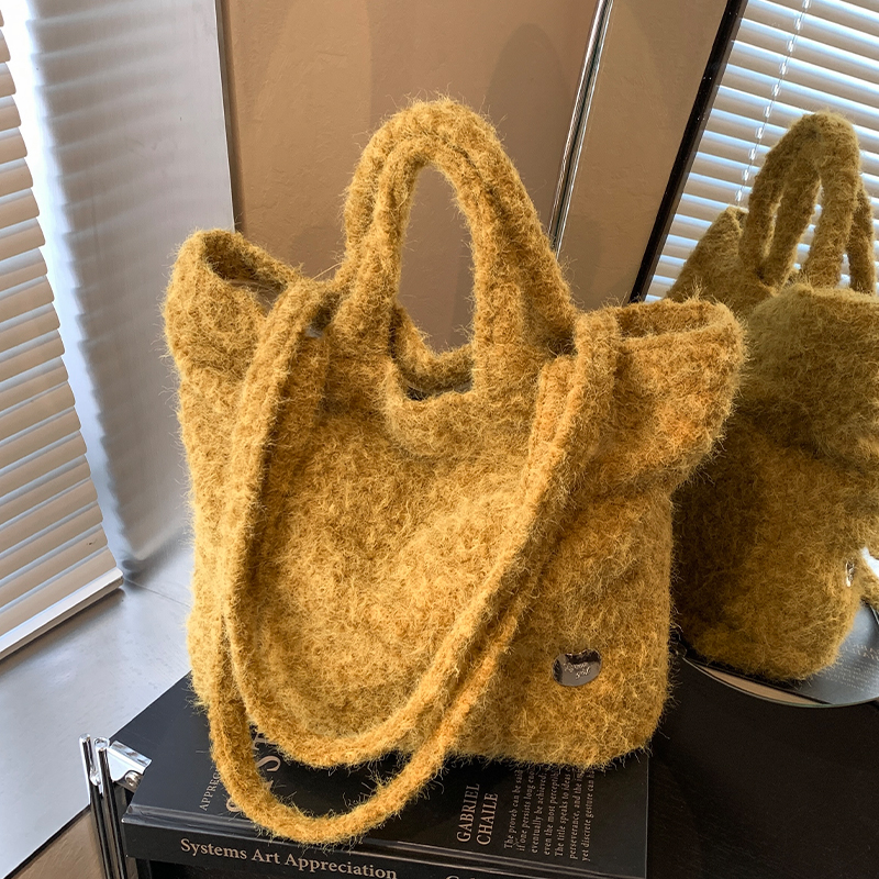 毛绒绒托特包包女式2025年夏季懒散风时尚单肩包大容量通勤手拎包