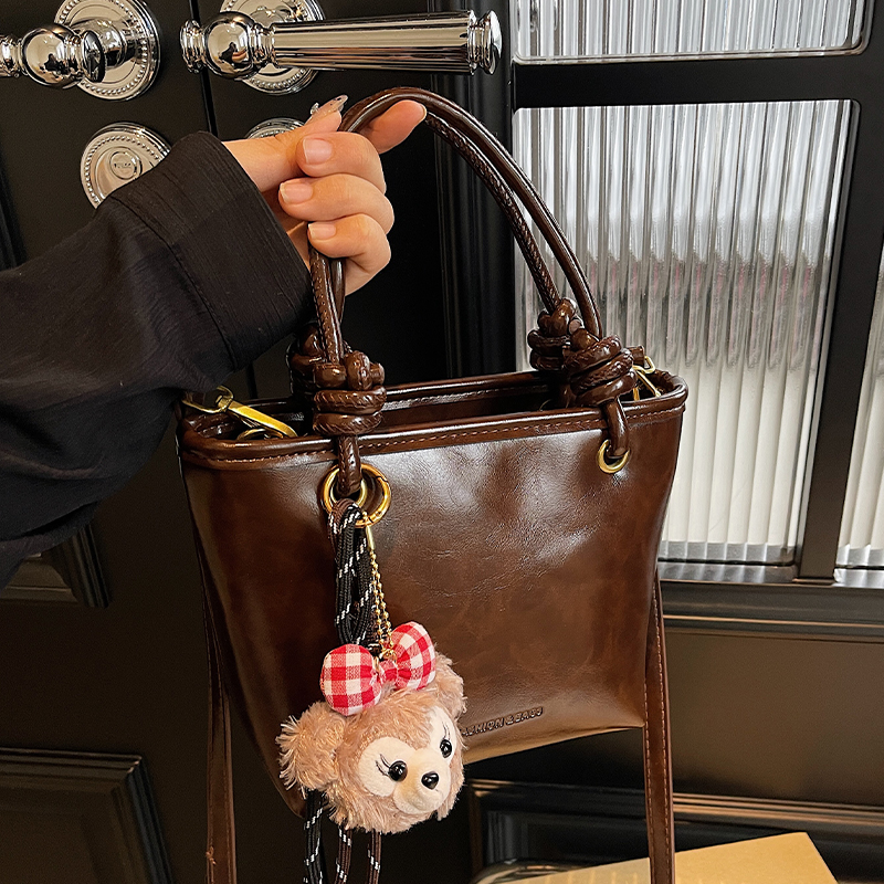 红色手拎包包女式2025新款斜挎水桶包夏季高级感流行美拉德单肩包