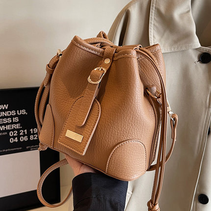 今年流行包包女士2025新款潮高级感百搭水桶包春夏通勤单肩斜挎包