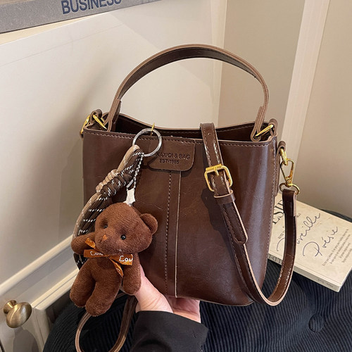 2025小众百搭小熊腋下斜挎女包