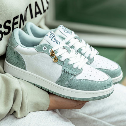 MRA蛇年板鞋男2025春季新款小众设计玉蛇刺绣厚底运动休闲潮鞋子