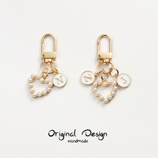 小香风珍珠爱心字母钥匙扣情侣Airpods挂件网红ins包包挂饰品定制