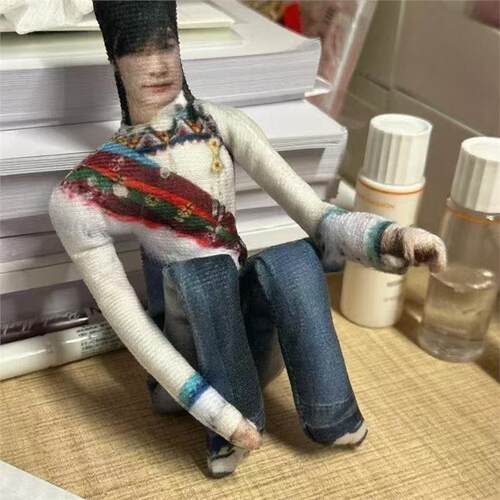 张真源奔跑吧藏服抽象玩偶