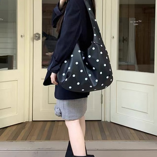 2025新款小众设计极简风时尚大容量黑白波点软皮包圆弧单肩托特包