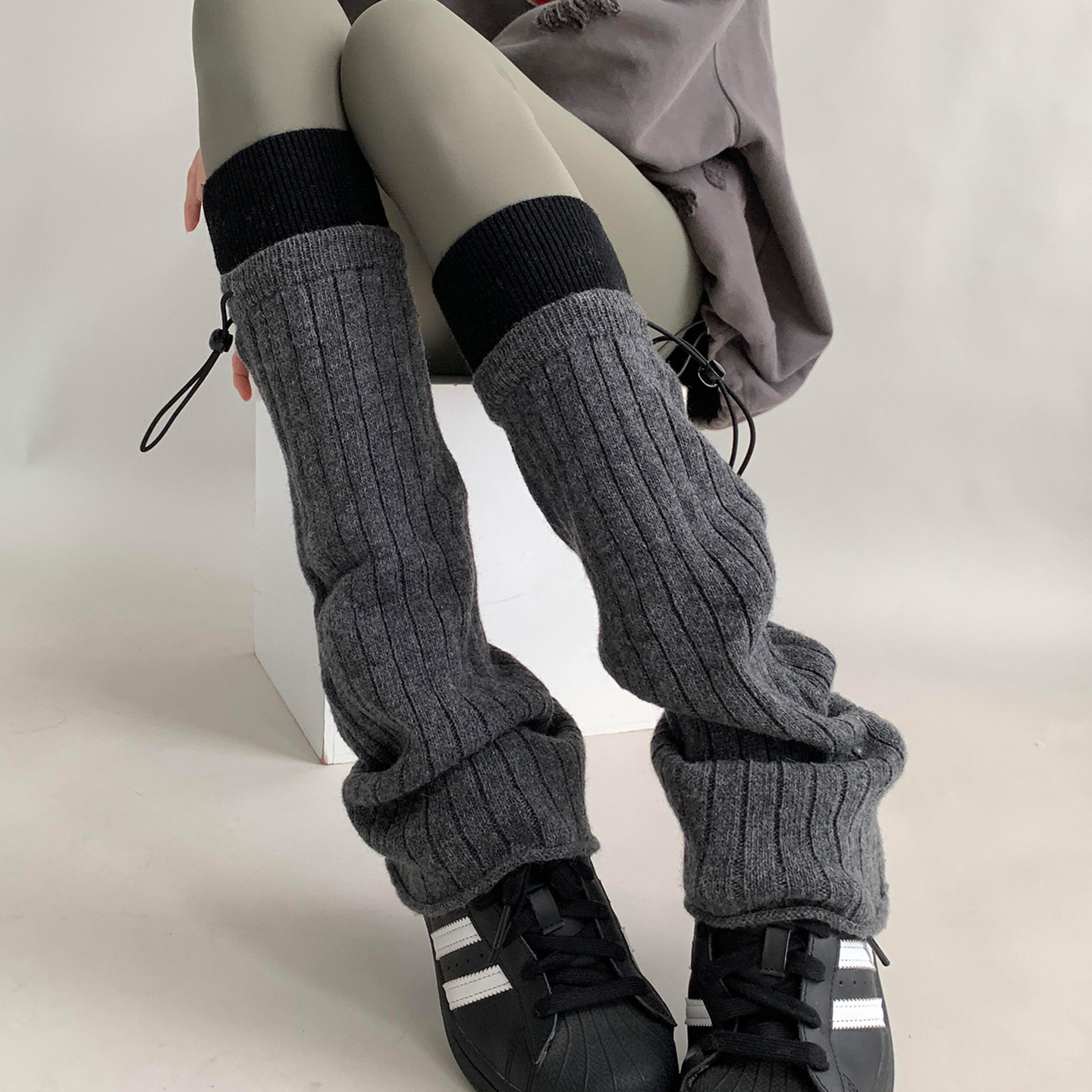 超显腿长显腿直~和秋冬超配的拼色抽绳袜套也绝了！miu系灰色喇叭