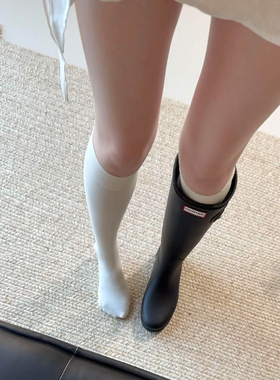 时髦精来咯~hunter搭小腿袜露边太显腿细了吧！ 不易掉筒还显腿细