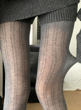 裤袜就是要秋天穿才有感觉啊~百搭竖纹灰色袜子显瘦打底裤配靴子~