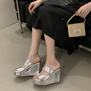 银色厚底一字拖女夏外穿坡跟防水台小个子增高超高跟恨天高凉拖鞋