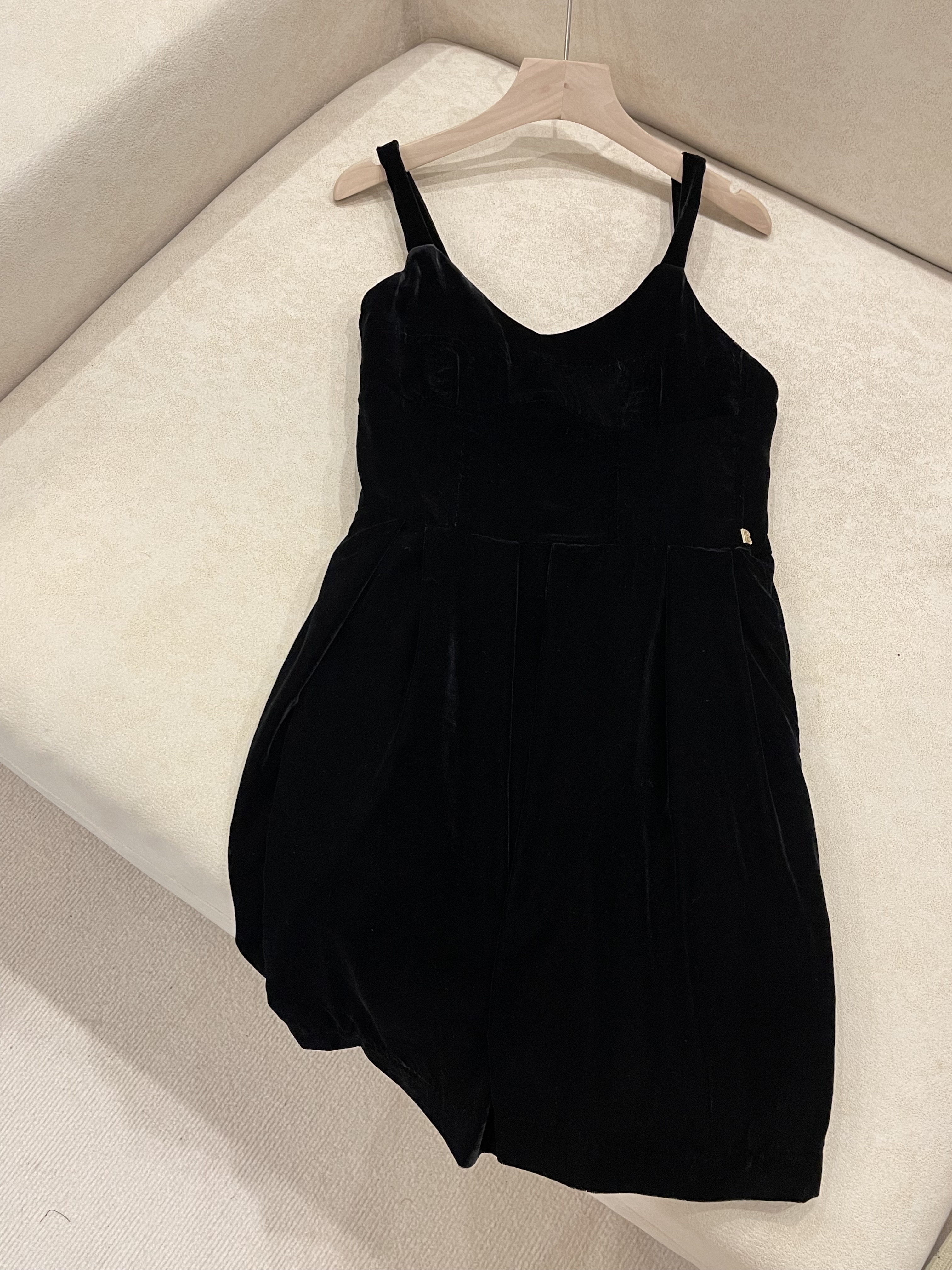 About nice 韩国韩代同款thebarnnet 黑色 吊带丝绒短裙