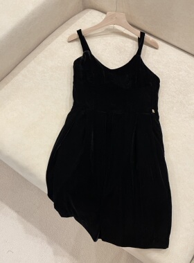 About nice 韩国韩代同款thebarnnet 黑色 吊带丝绒短裙