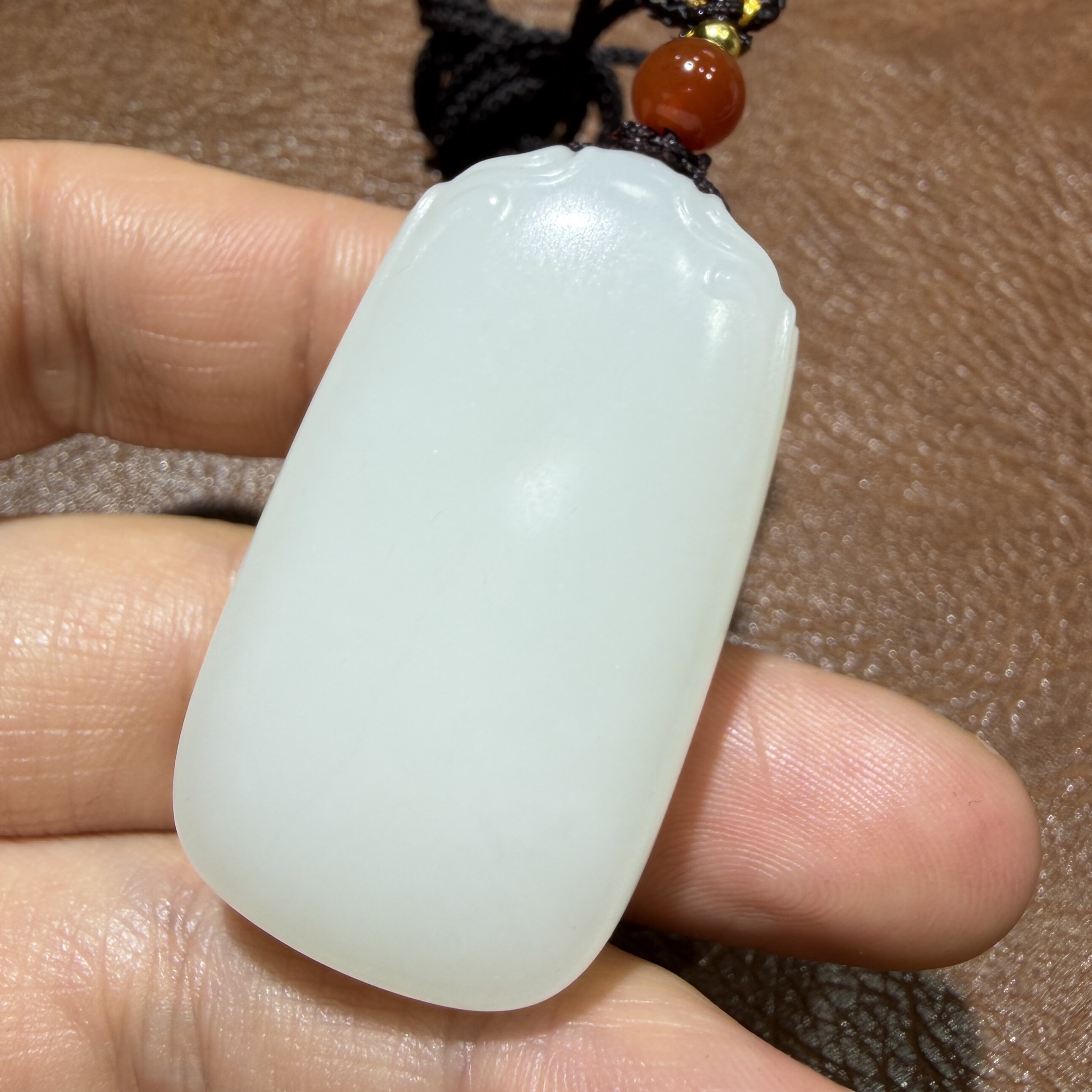 新疆和田羊脂白玉籽料平安无事牌挂件带皮 玉石雕刻培训学校