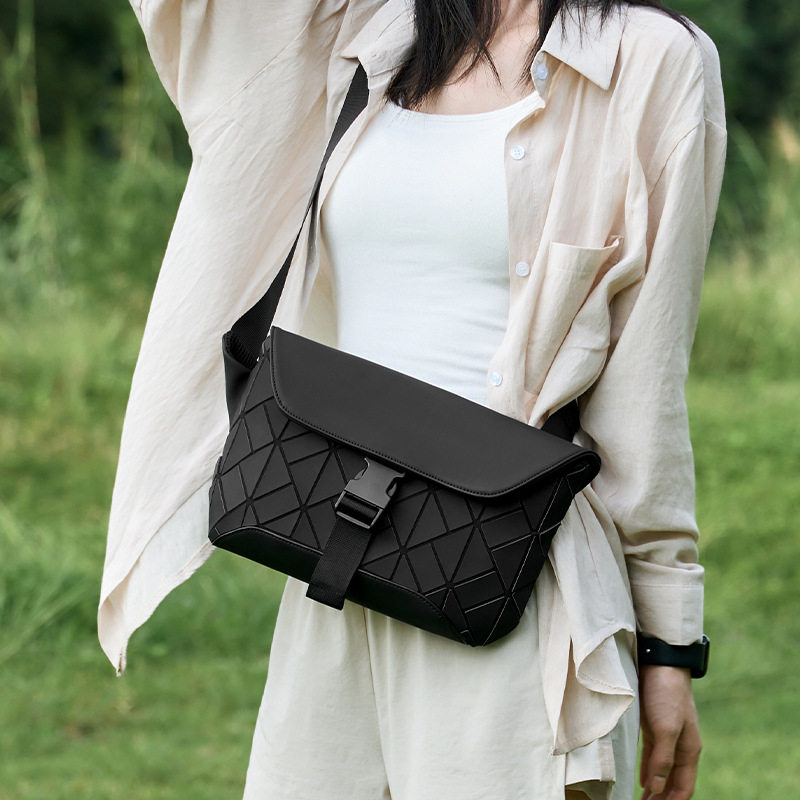 跨境菱格斜挎包男设计感时尚潮流小包男包小方包2025新款单肩包,箱包皮具/热销女包/男包,男士包袋,淘宝优惠券,粉丝福利购,淘宝优惠卷