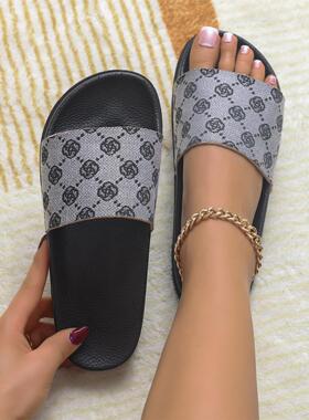 Flat roman slippers for women wearing casual beach sandals