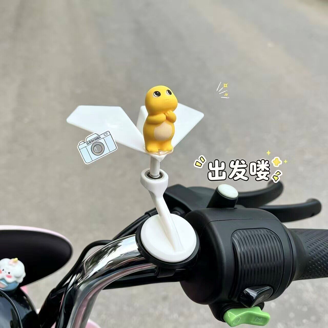 可爱呆萌奶龙纸飞机电动车装饰玩偶2026新款车载摆件自行车小配饰