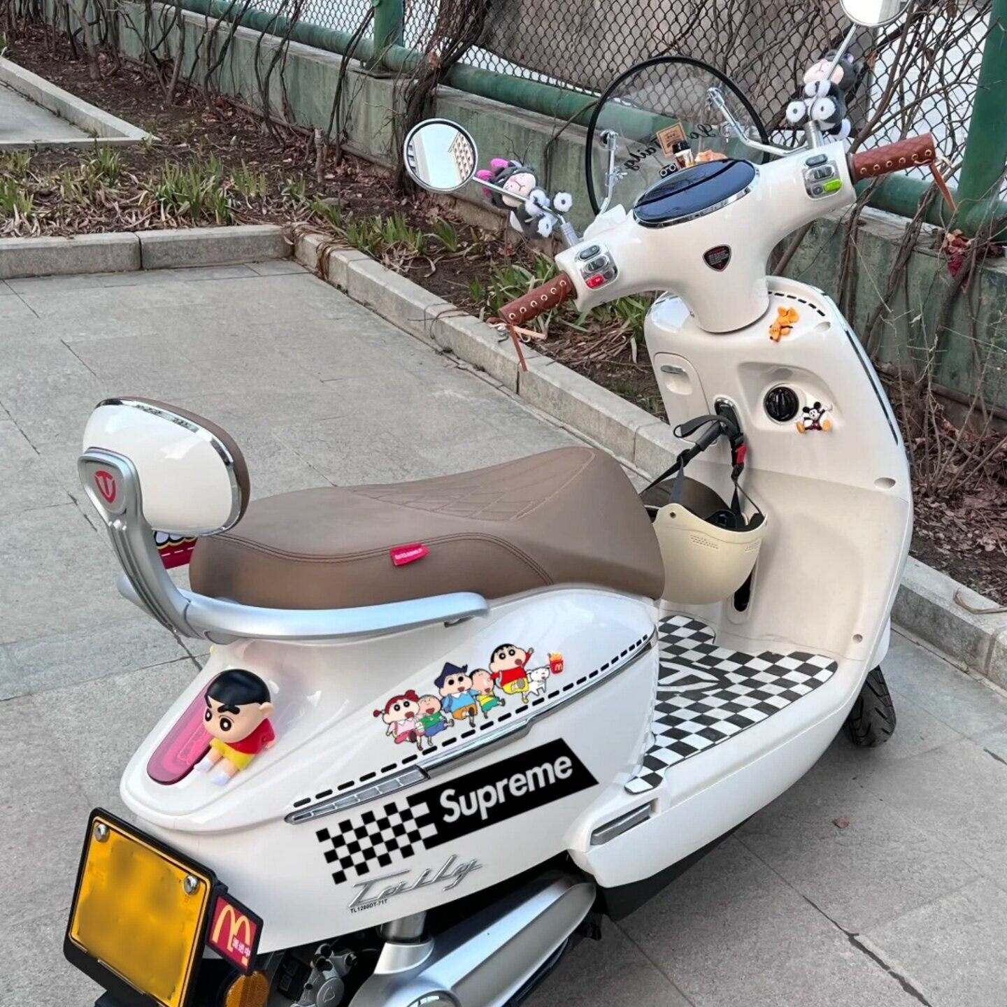 适用台铃巴黎EB车身supreme拉花反光贴纸改装饰立体蜡笔小新公仔