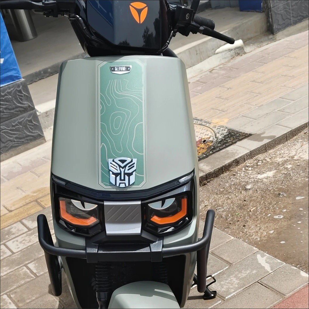 适用于雅迪G35-H/M变形金刚锌合金车贴立体夜光恶魔眼睛装饰贴纸