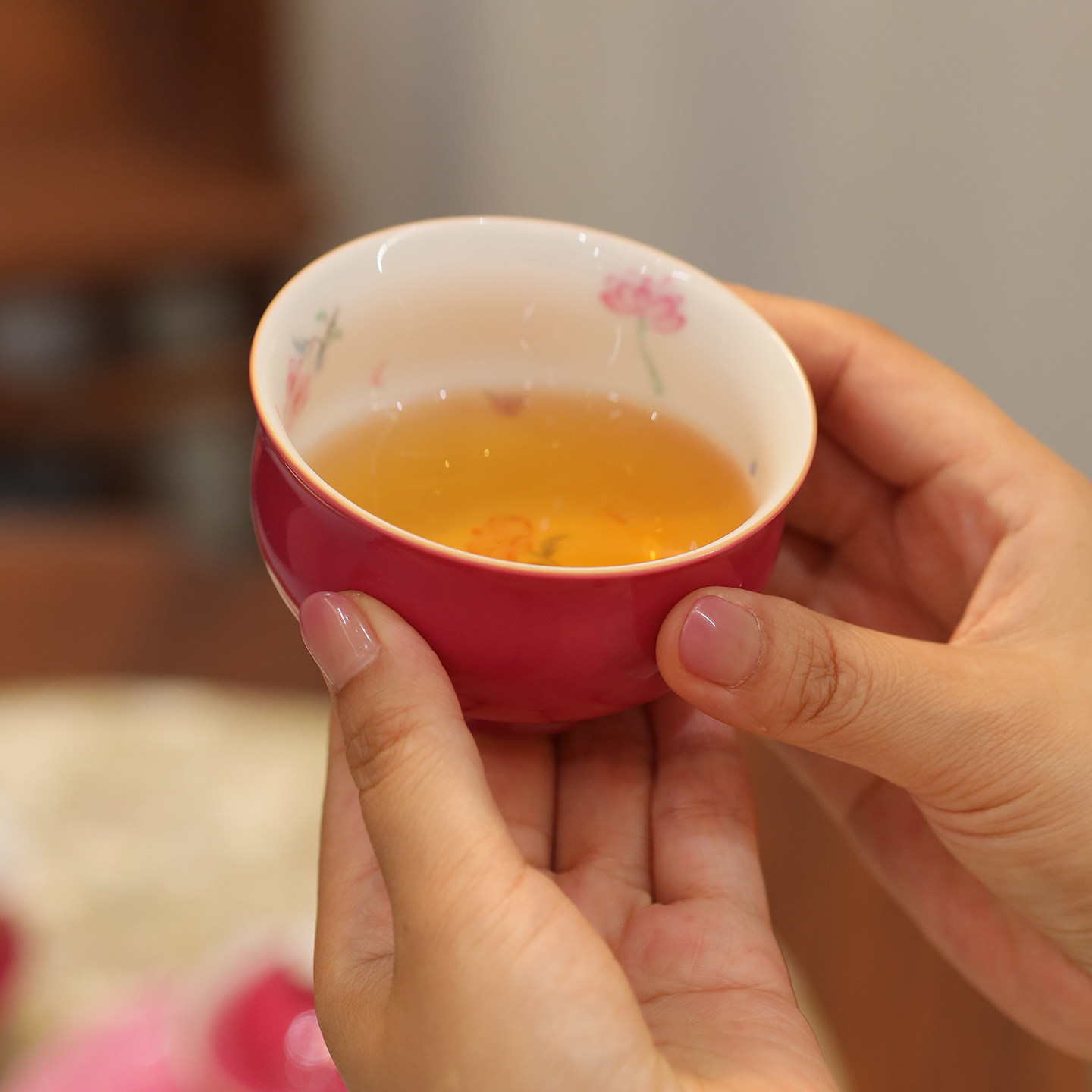 景德镇陶瓷手绘胭脂红炉式茶杯