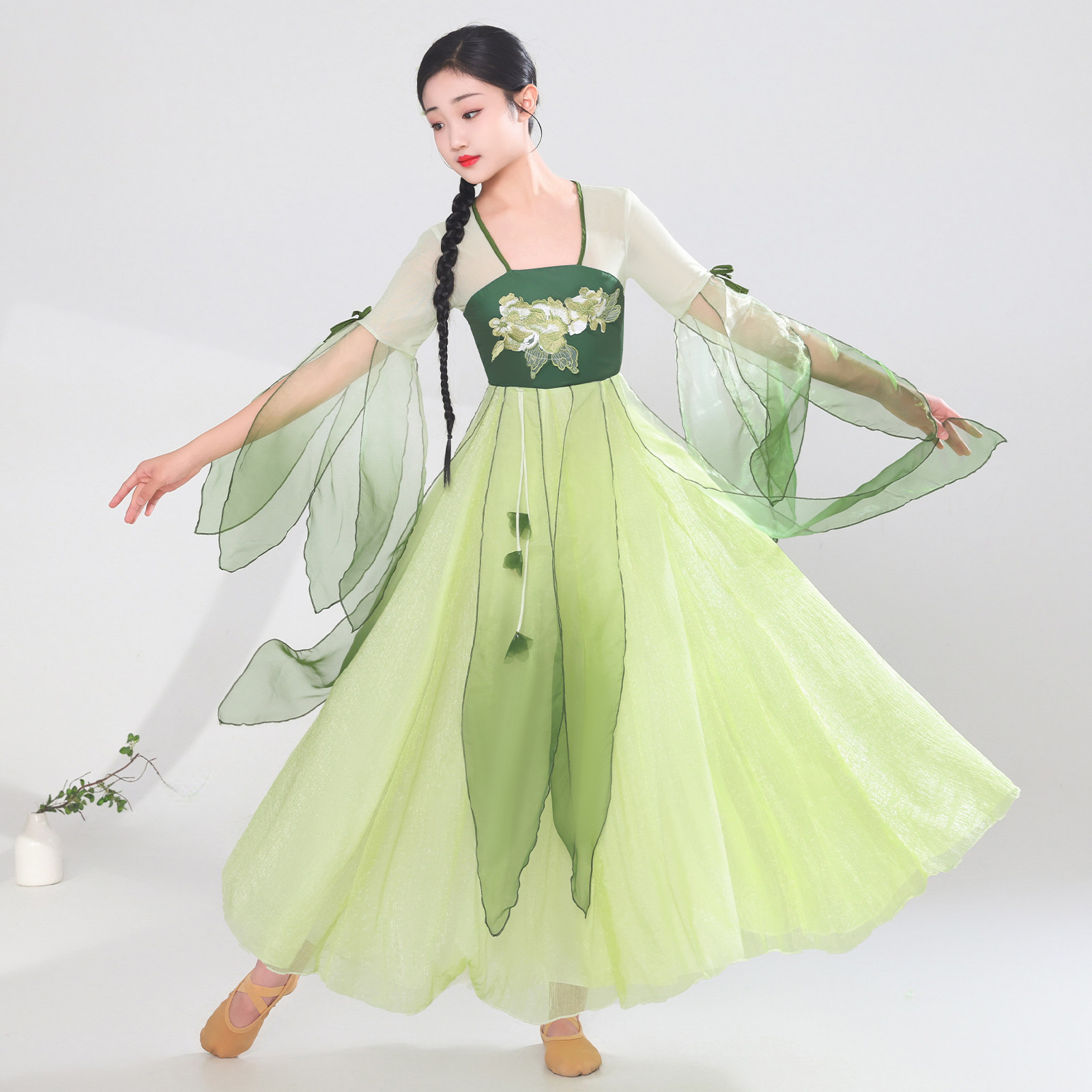 咏春古典舞蹈服女童绿色渐变汉唐风齐胸飘逸纱衣演出服舞台表演服