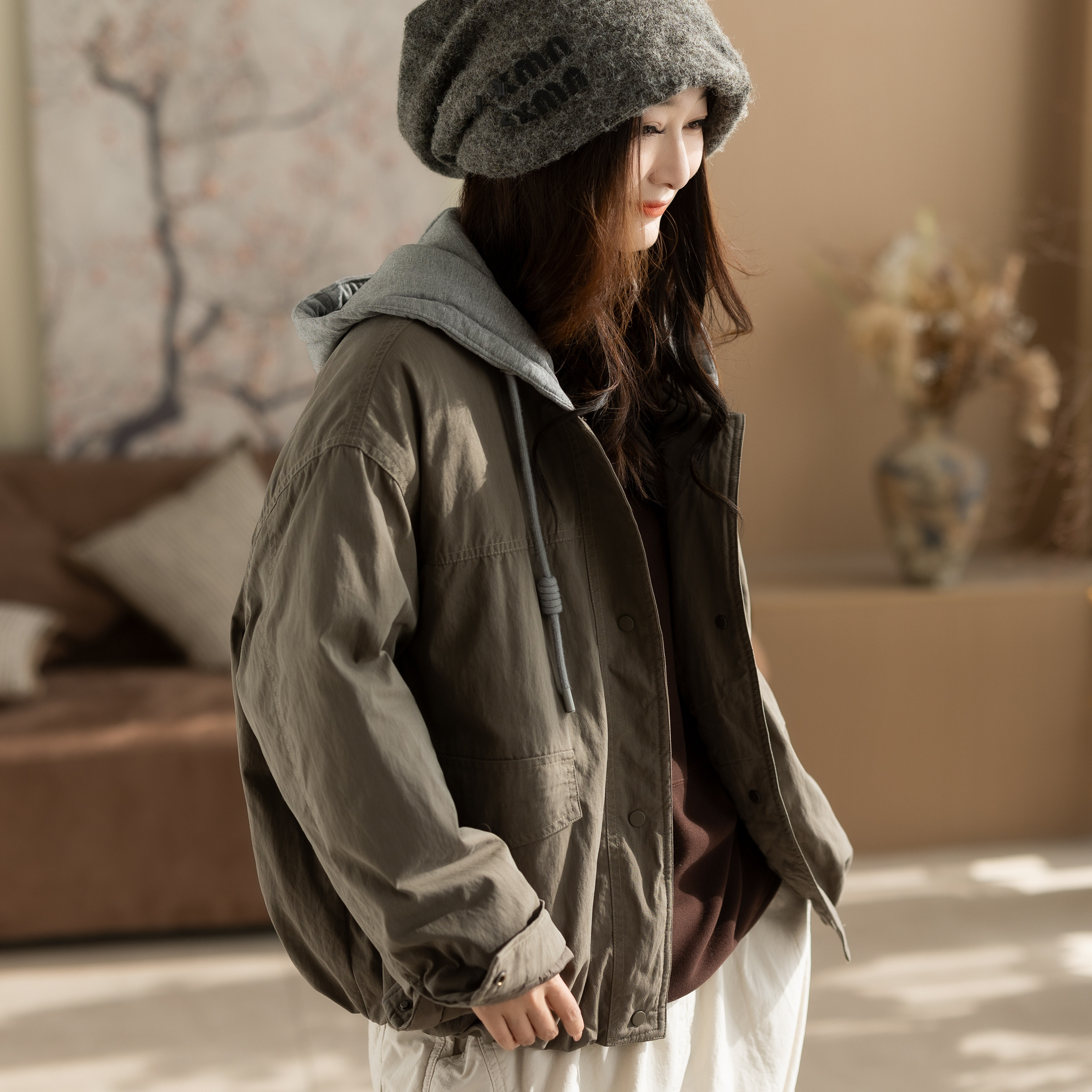 咖咪羽棉服夹克女秋冬新款女式休闲帽子宽松纯色复古通勤女款上衣