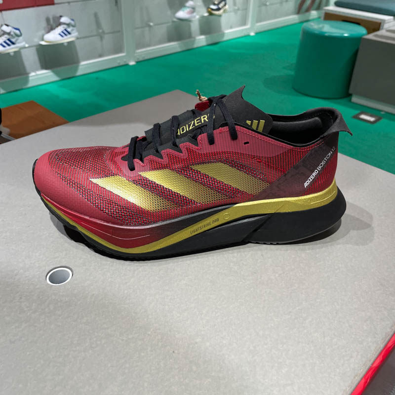 阿迪达斯男女鞋2025蛇年新年款缓震防滑透气舒适玻纤柱跑鞋JS1919