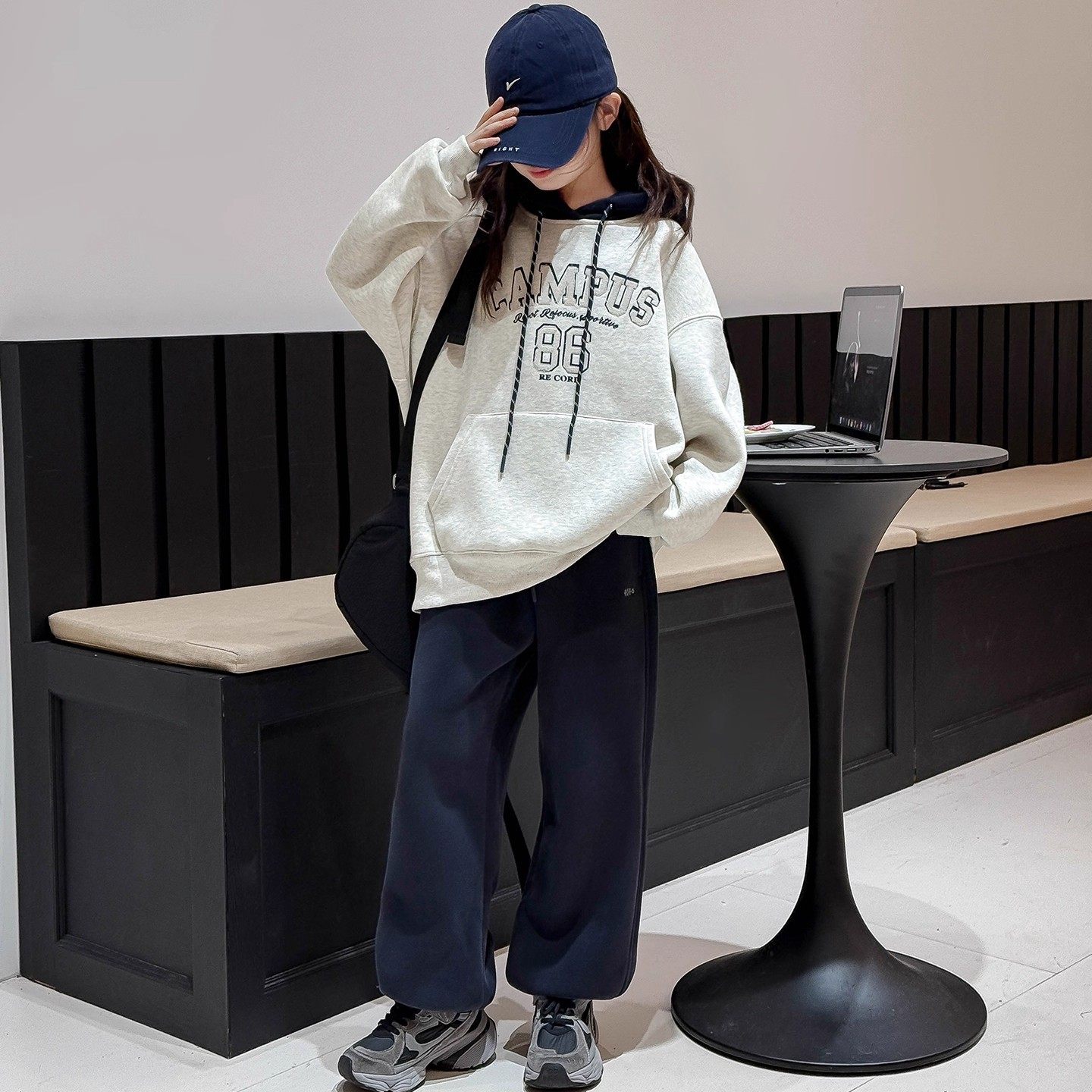 女童卫衣款新款女孩超好看的加绒上衣儿童女大童加厚冬装，童装卫衣/绒衫，摩比熊