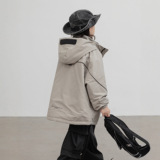 男童冲锋衣三合一秋冬款新款痞帅冬季儿童工装外套大男孩冬装，童装外套，摩比熊