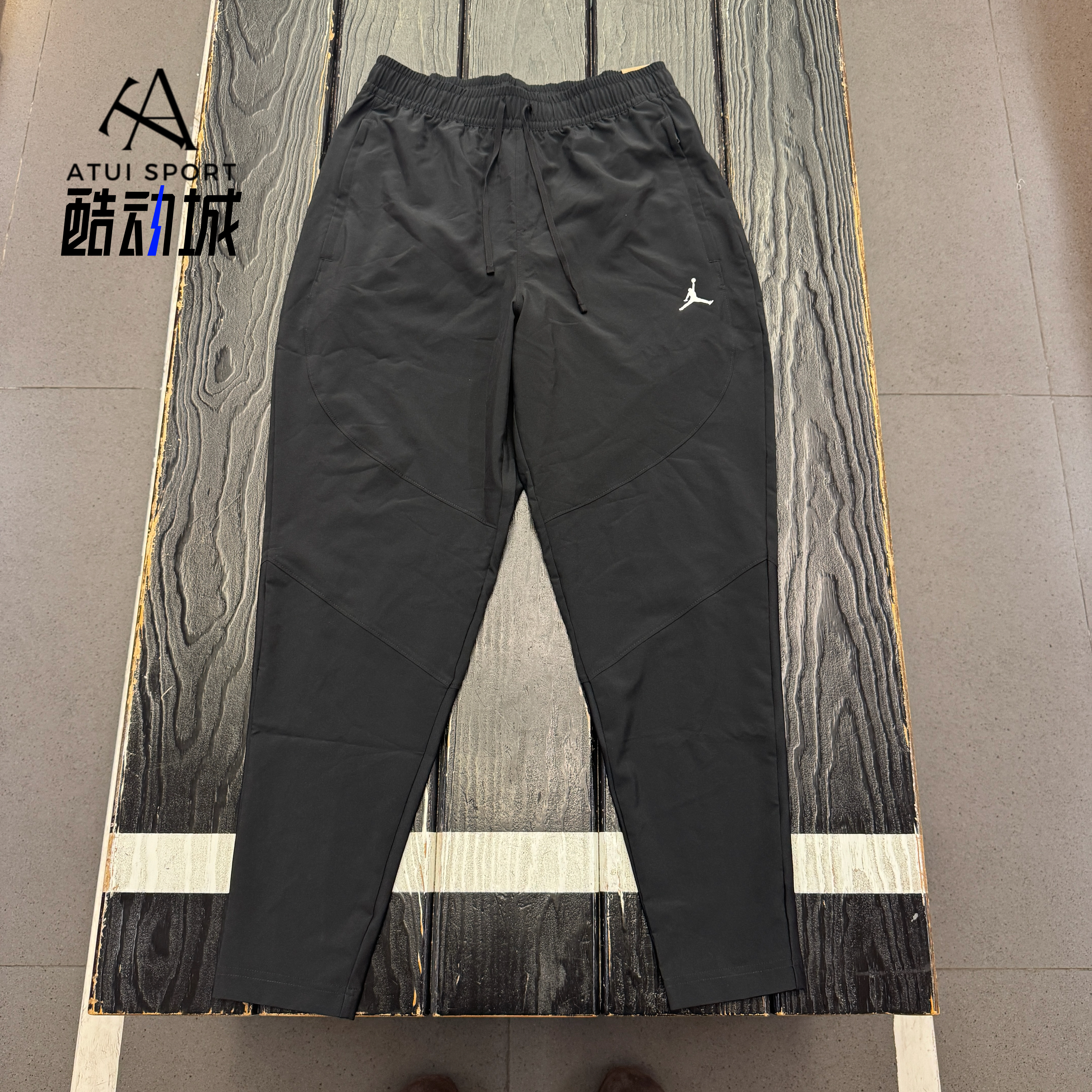Nike/耐克 JORDAN DRI-FIT 男子轻便速干梭织跑步长裤 FN5841-010