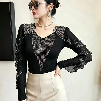 2026年秋冬新款女装网纱气质v领花边镂空重工荷叶边烫钻长袖上衣