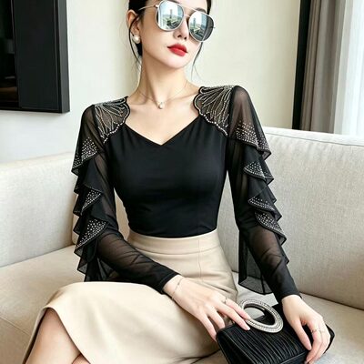 2026年秋冬新款女装网纱气质v领花边镂空重工荷叶边烫钻长袖上衣