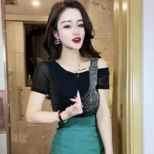 性感露肩短袖夏装洋气设计