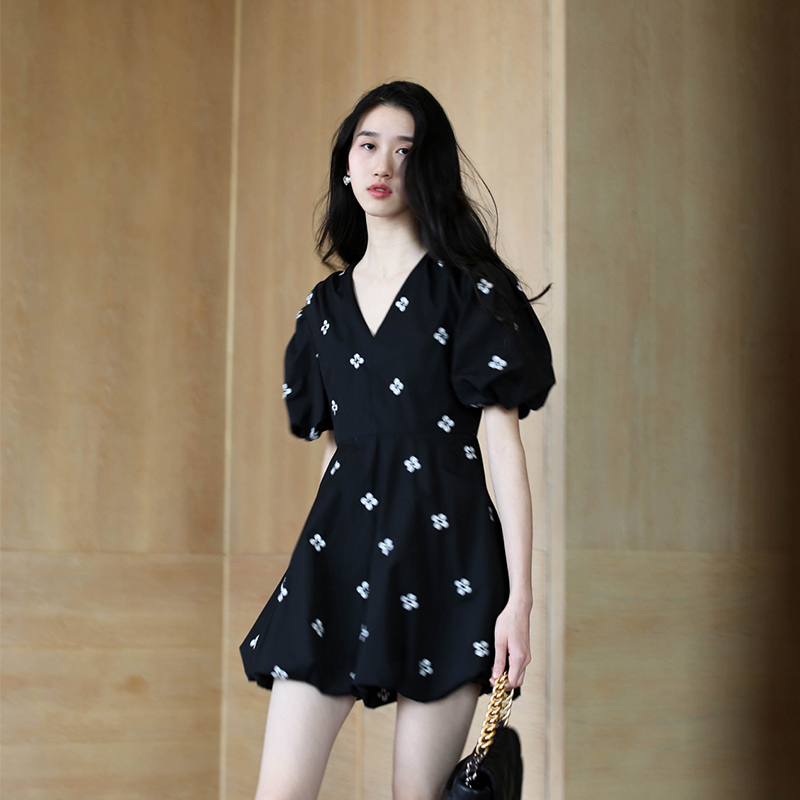 French black dresses are tender, broken flowers, summer 2021 new small sleeves, short sleeves, salt and sweet fairy skirts.