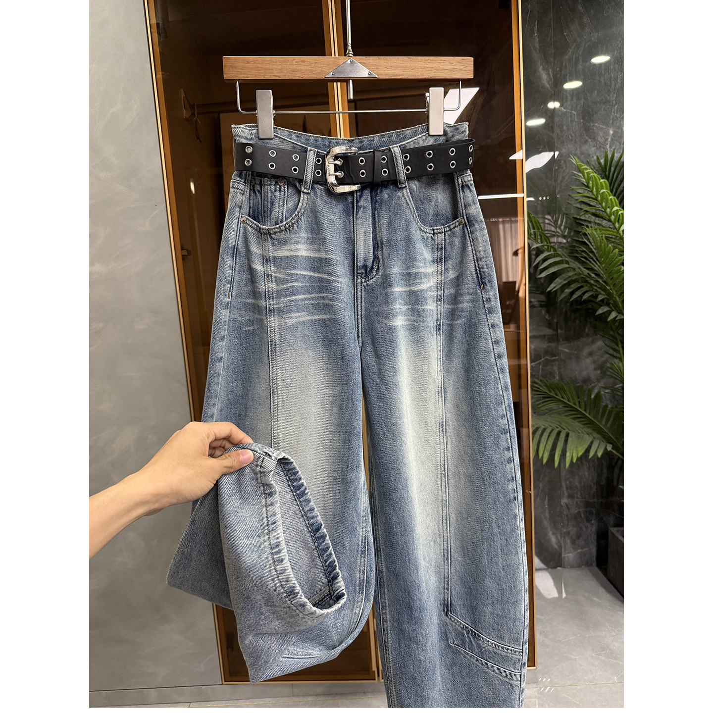 Q货！解锁百变时髦感！重工洗水中高腰牛仔镰刀女    M778677~JS