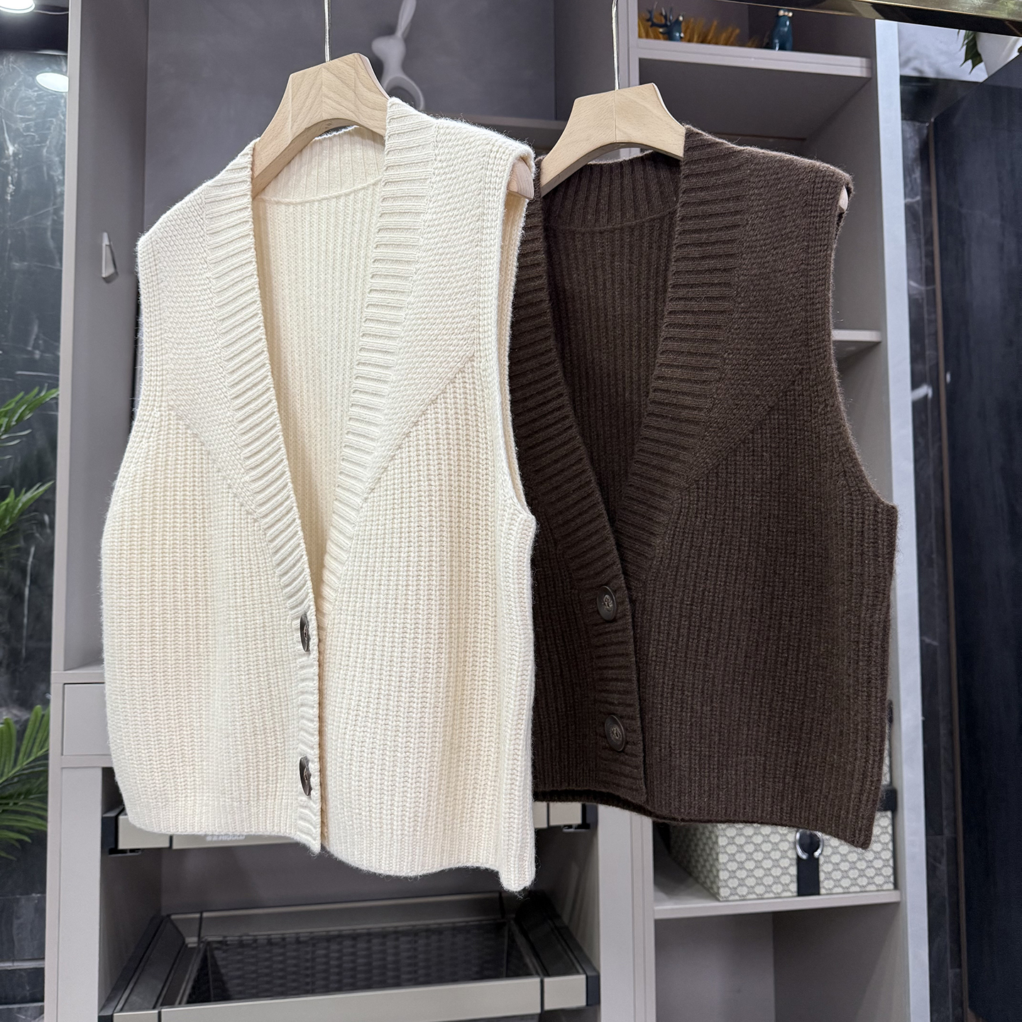 代工厂尖货！P牌料！V领耗牛绒针织开衫马甲女     H2053~ZY