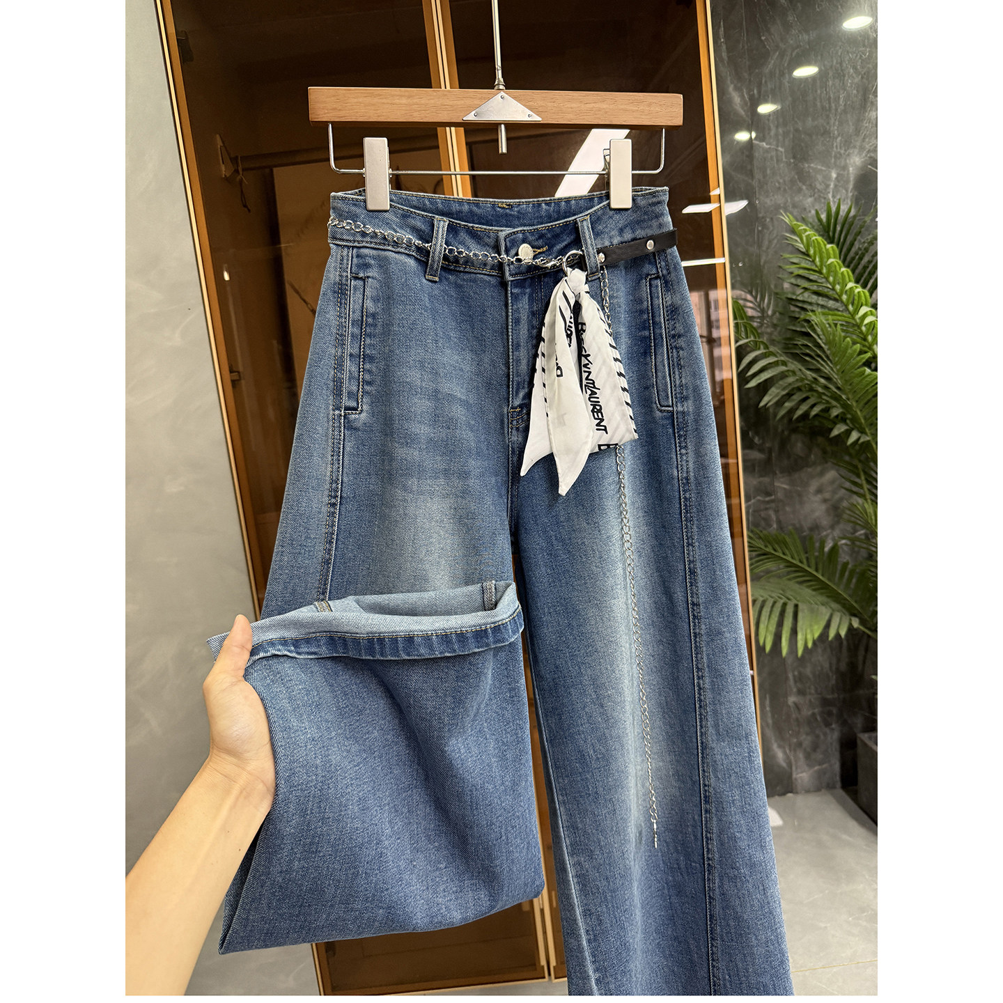 好穿时髦不费力！铁链丝巾腰带中高腰牛仔阔腿裤女   M106015~JS