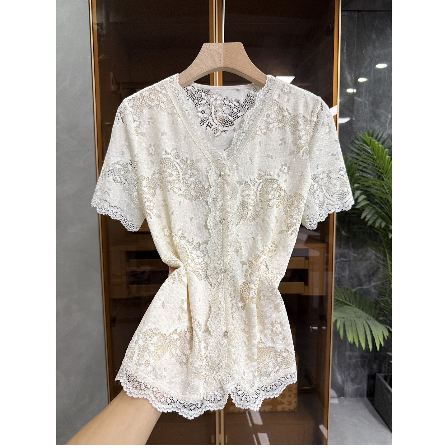 美美美！怎么穿都美！显瘦蕾丝V领短袖上衣女   C88521~JS