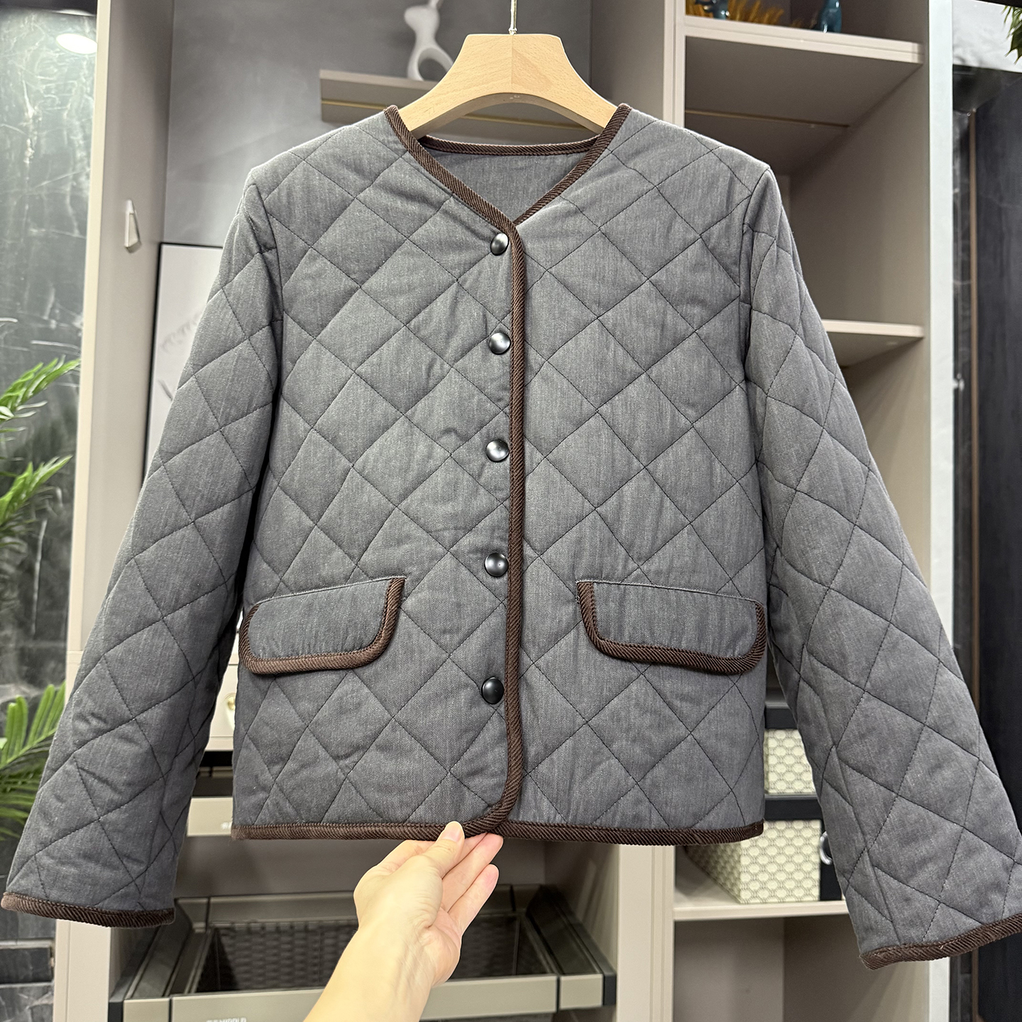 P牌款！重工菱格V领棉服短外套