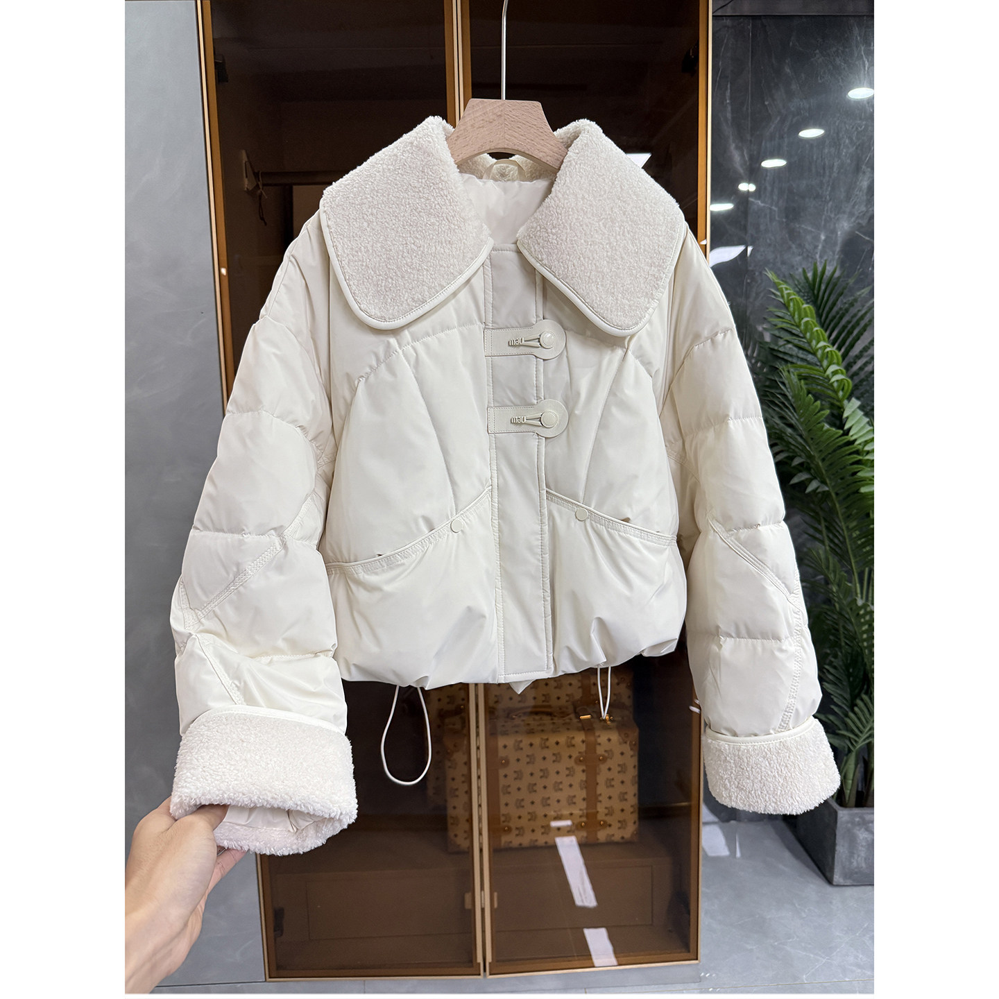 宽松颗粒绒翻领鸭绒羽绒服短外套