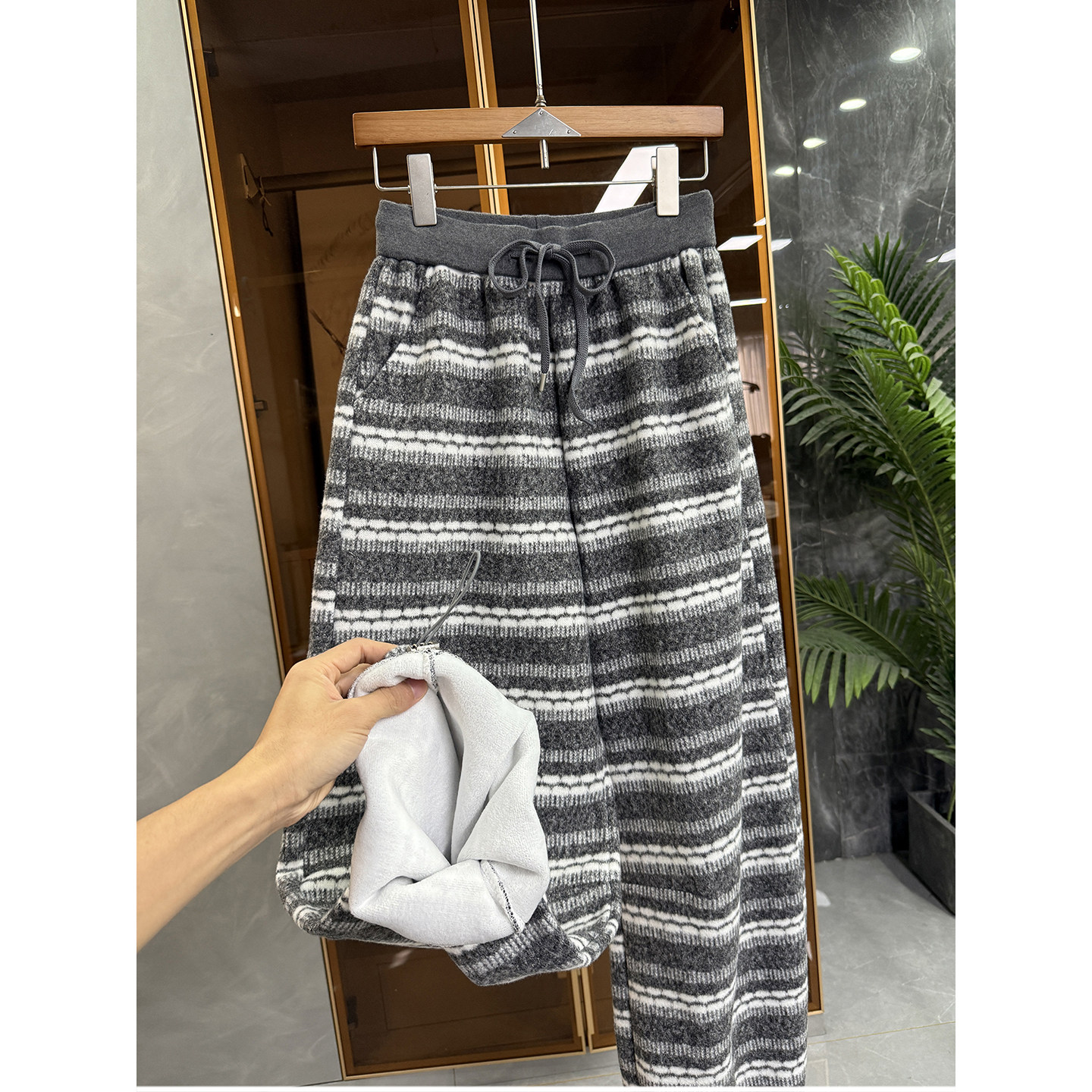 秋冬大N货！加绒绒面条纹松紧腰休闲束脚卫裤女   M021130~JS