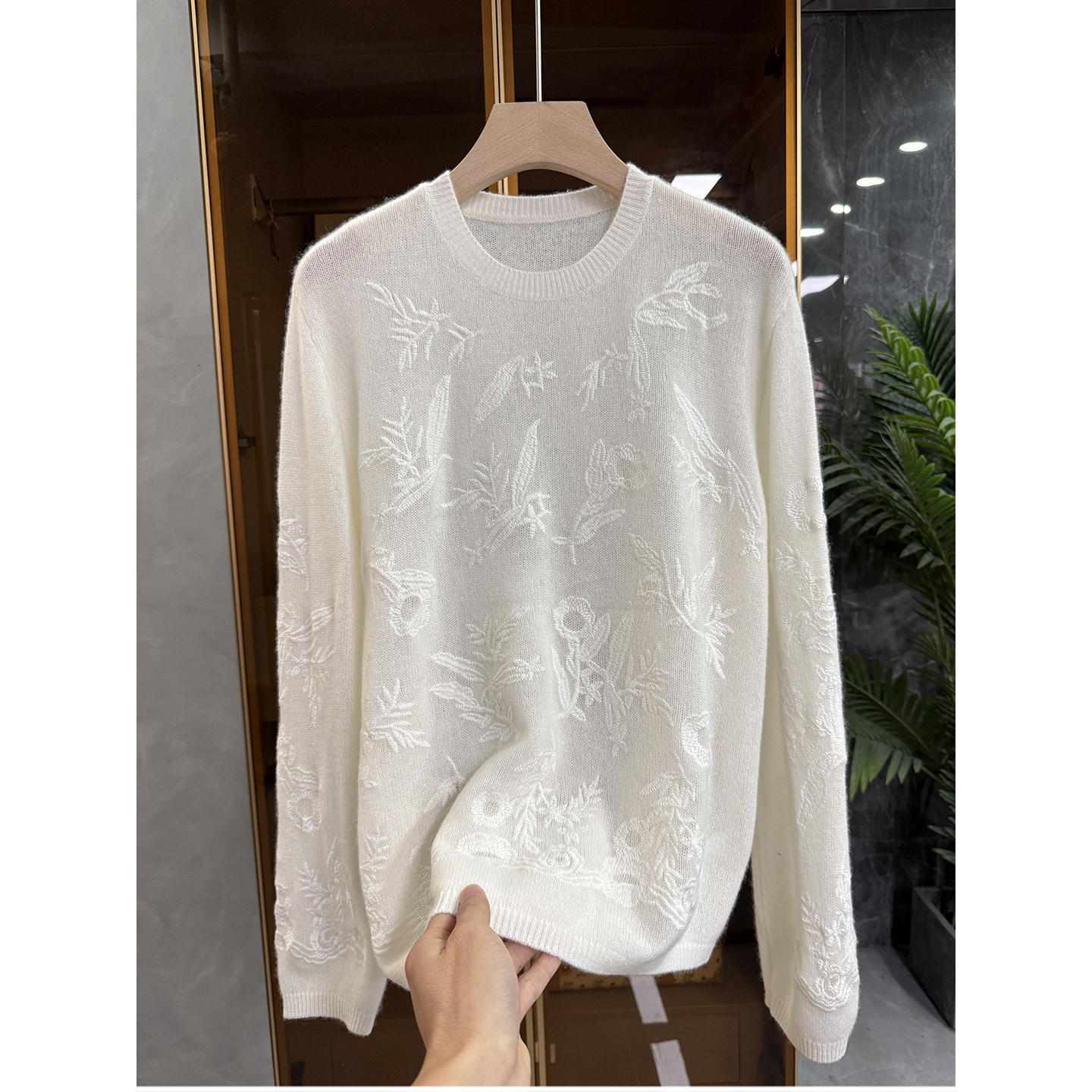 宽松云感羊绒刺绣圆领针织毛衣