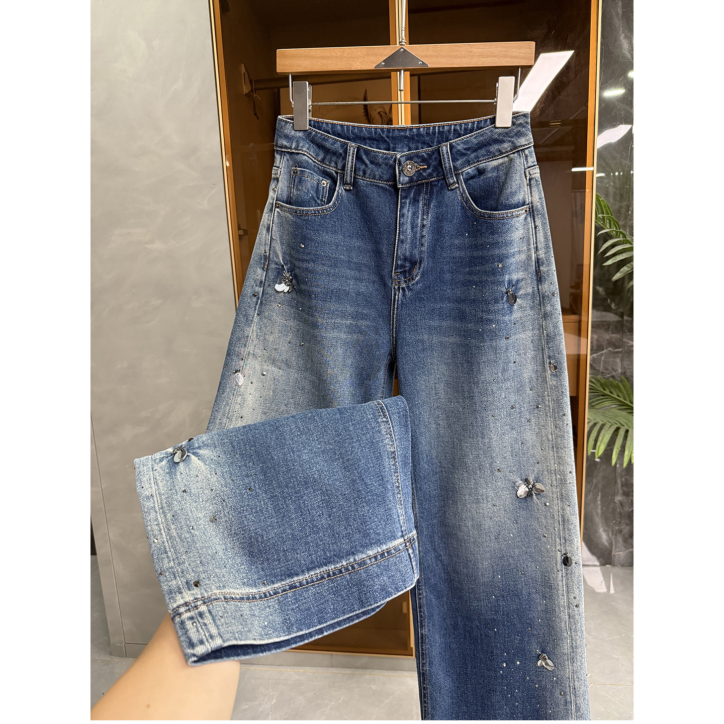 尖货!钉珠渐变中高腰牛仔直筒裤