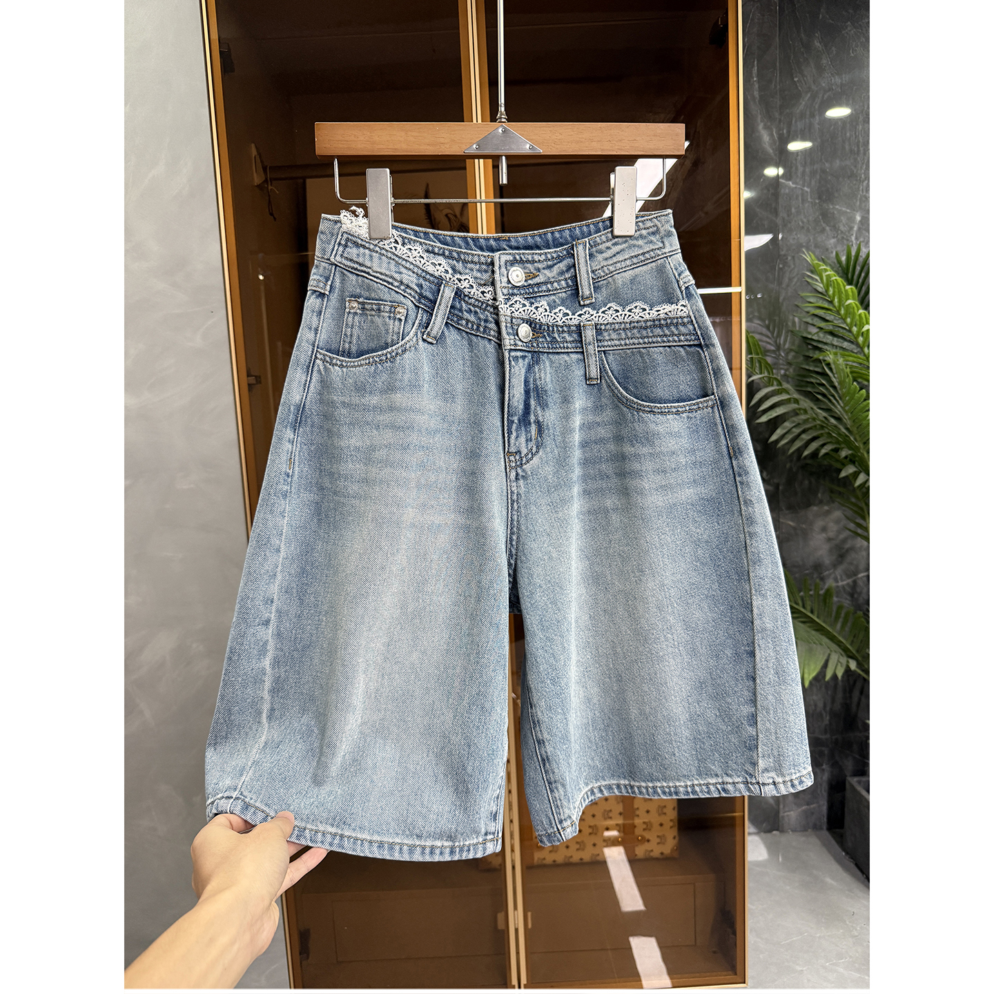 大工厂！日常时髦！花边中高腰牛仔五分短裤女    M339827~JS