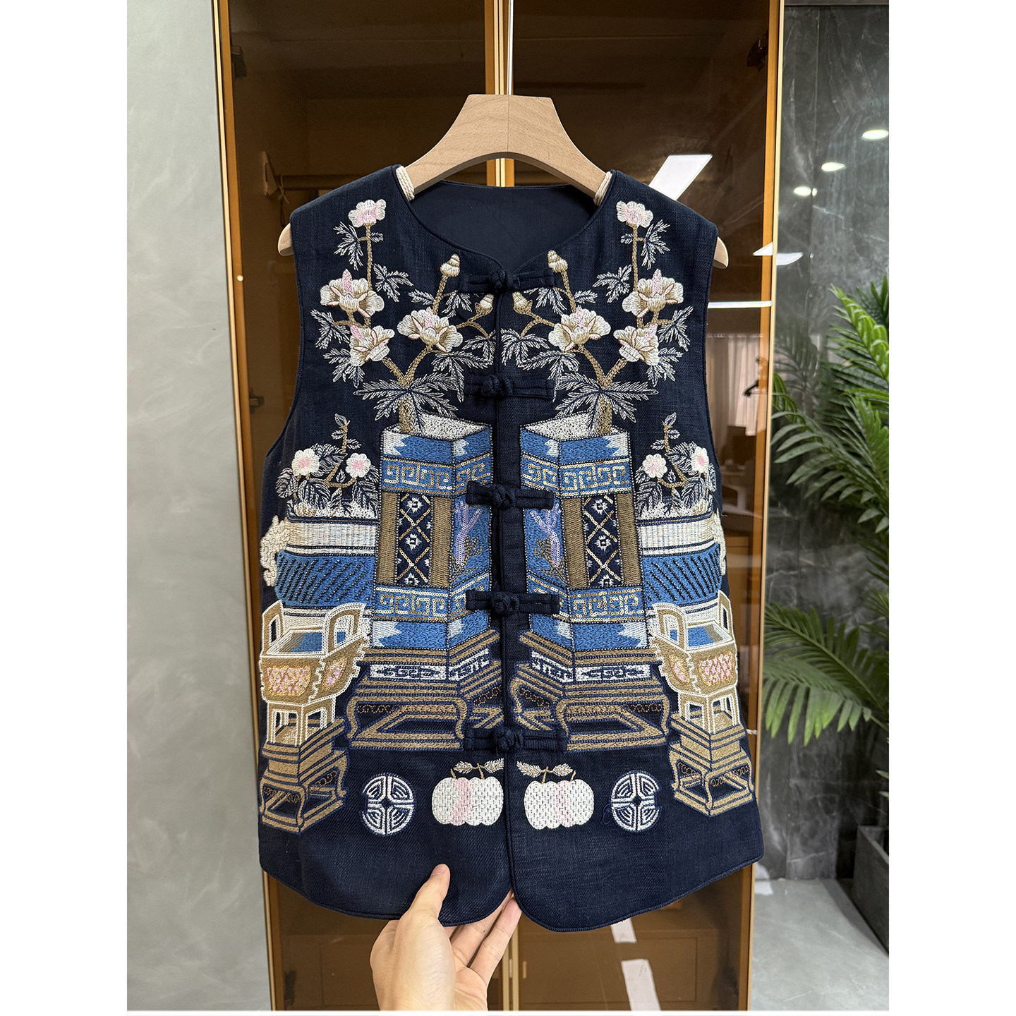 尖货！国风韵味新中式！重工刺绣苎麻盘扣圆领马甲女  AE0465~JS