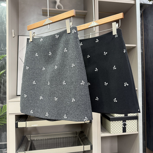 秋冬氛围感单品！刺绣蝴蝶结毛呢高腰A字半身短裙女    K1202~ZY